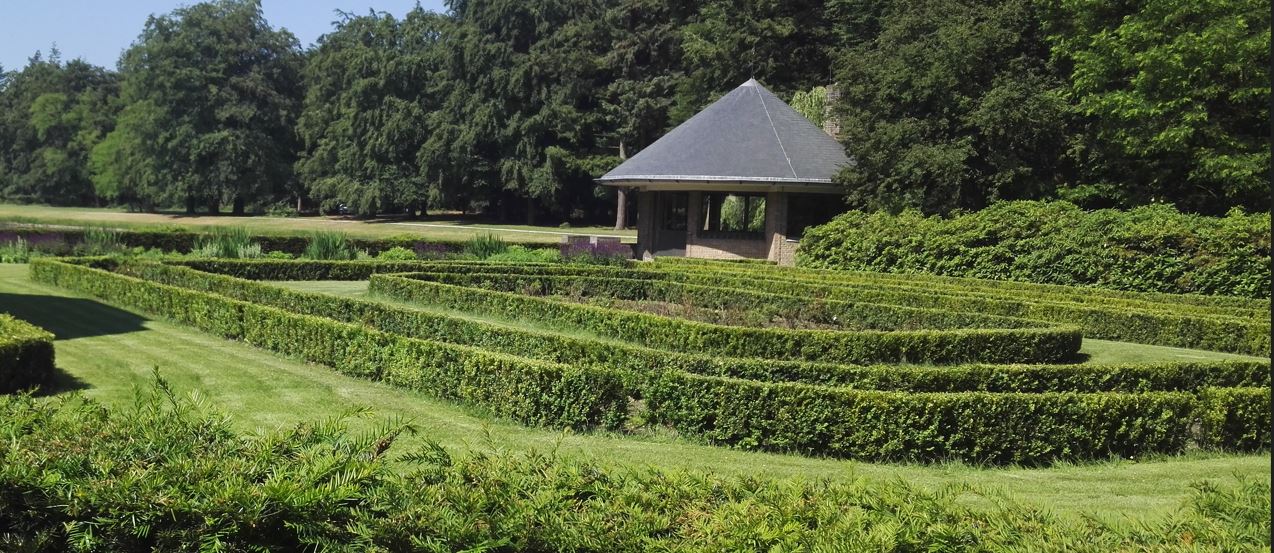 Pensasaidalla tehty labyrintti puistossa.